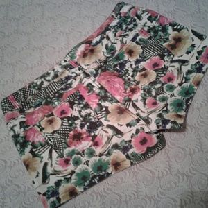 🌺 Nearly New Islandia Floral Denim Shorts